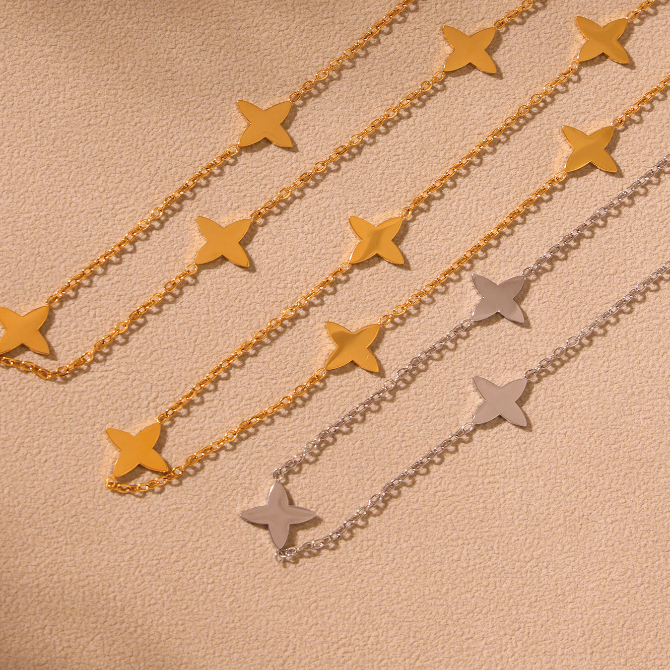 Lucky clover pendant necklace with zirconia and pearls – 18K gold-plated stainless steel or silver look for stylish layering