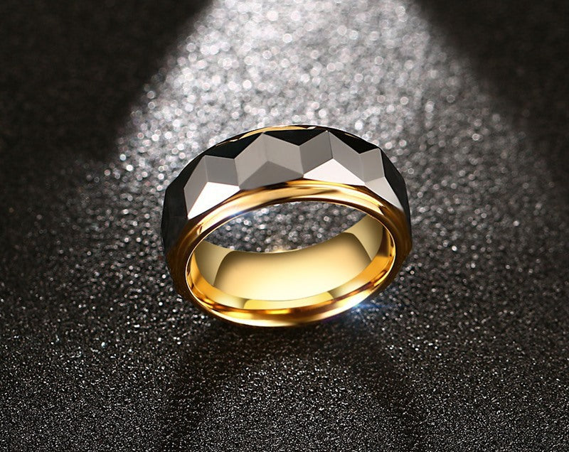 Wolframcarbid-Ring mit Facettenschliff und Goldakzent – Gravurfähiger Herrenring, ideales Geschenk