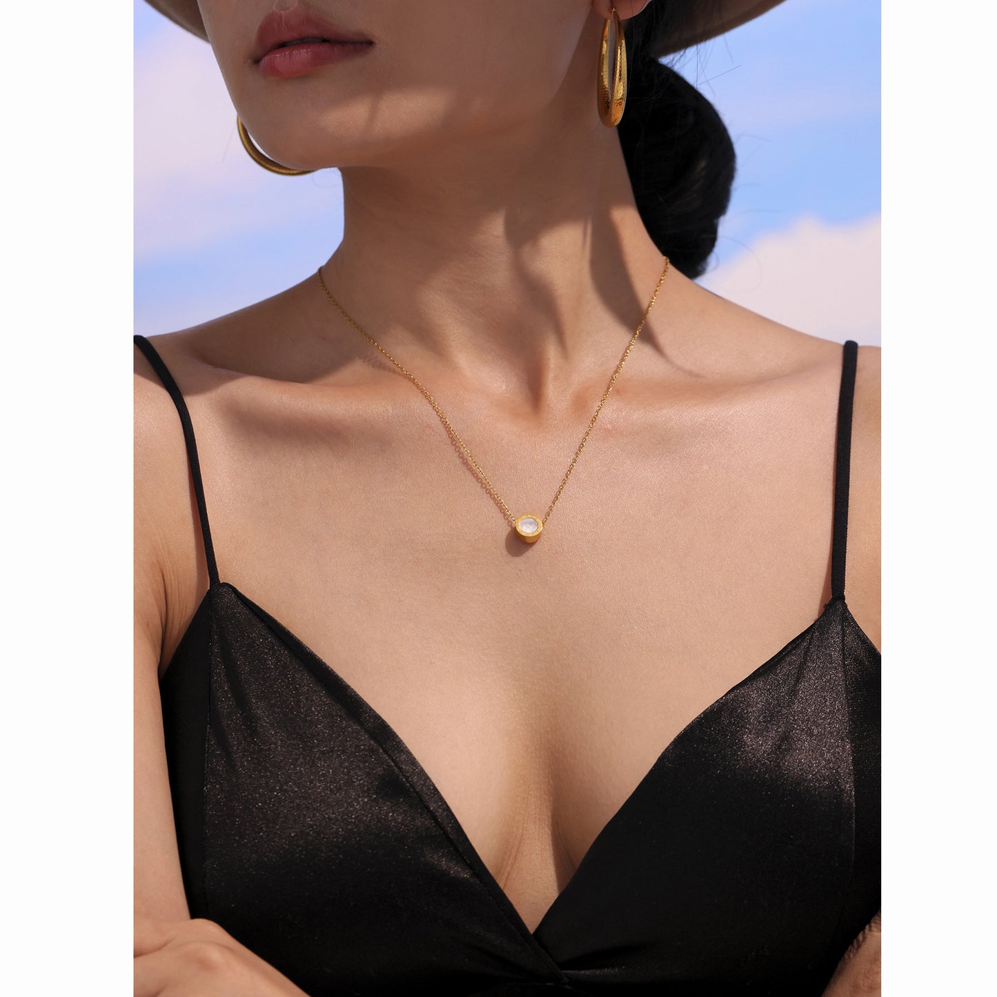 Elegant shell bracelet & necklace set with Roman numerals – 3 color variations