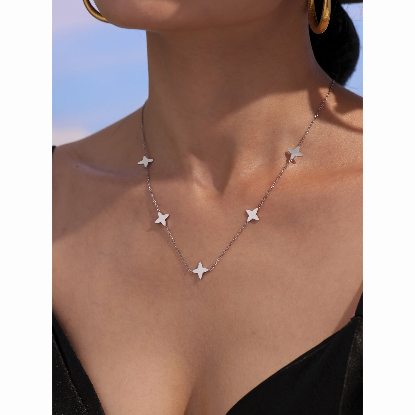 Lucky clover pendant necklace with zirconia and pearls – 18K gold-plated stainless steel or silver look for stylish layering