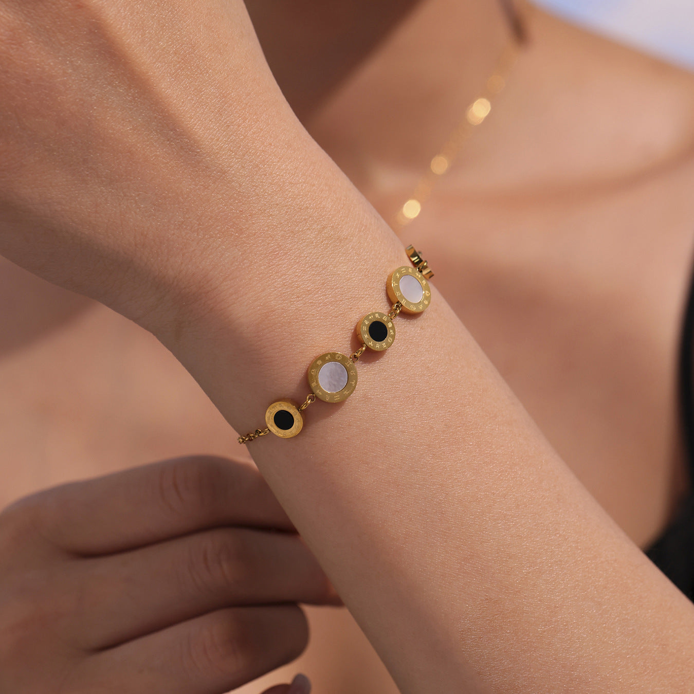 Elegant shell bracelet & necklace set with Roman numerals – 3 color variations