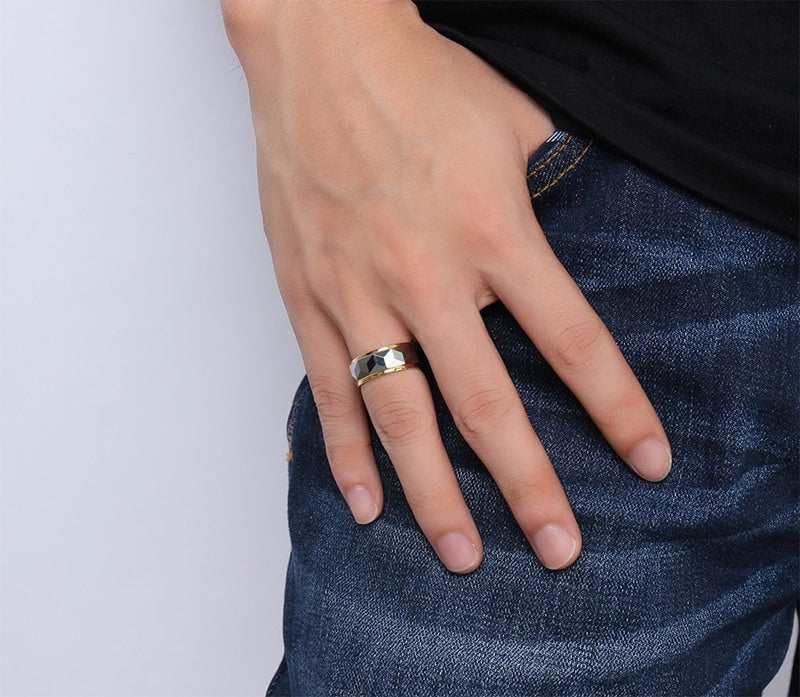 Wolframcarbid-Ring mit Facettenschliff und Goldakzent – Gravurfähiger Herrenring, ideales Geschenk