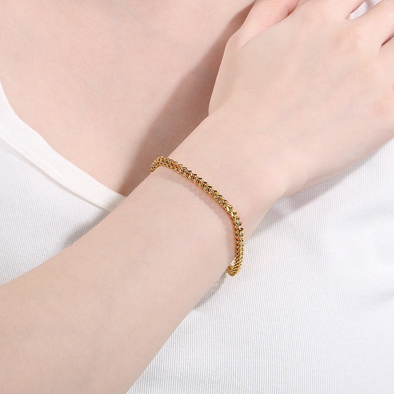 Minimalist Cuban chain bracelets for couples – with textured swirl pattern and high-gloss finish