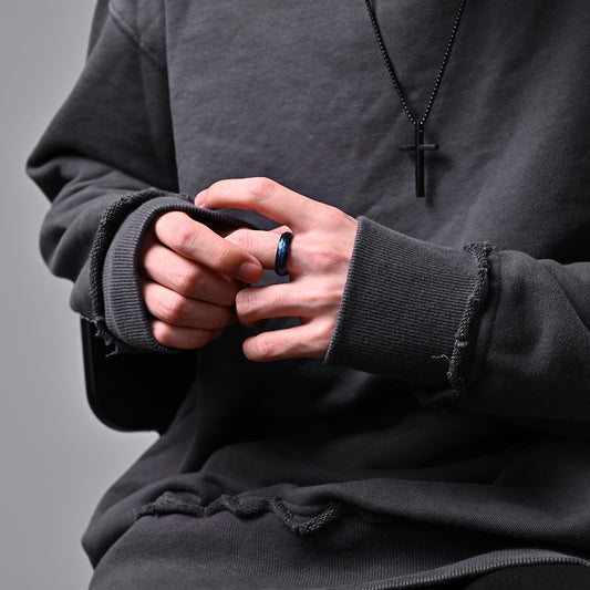 Wolframcarbid-Ring mit Rautenmuster & Schwarz-Blau-Optik – Künstlerisches Herrenaccessoire