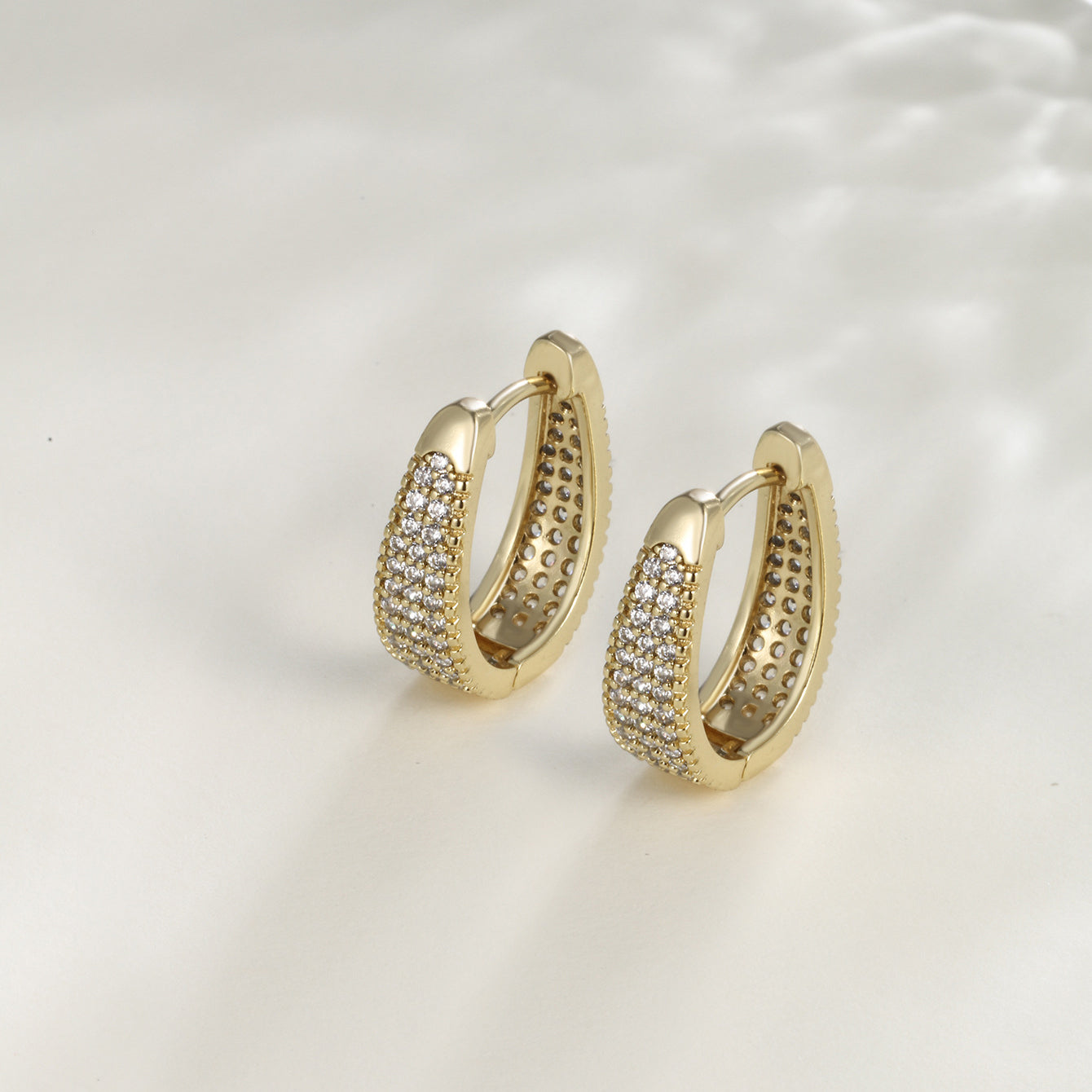 Geometric ear clips with zirconia - copper alloy gold-plated (1.9 cm)