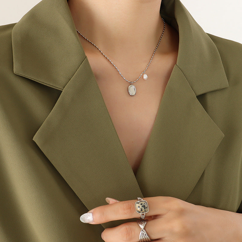 Unique pendant necklace with freshwater pearl & oval plate – gold-plated stainless steel or silver look