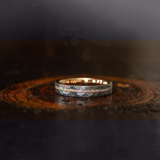 Unisex-Ring aus Wolframcarbid, 6 mm, mit Hammerschlag-Struktur, roségold plattiert und mit Opalsplittern eingelegt