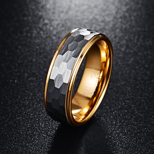 Herrenring aus Wolframcarbid in Silber-Grau matt mit sechseckigem Facettenschliff & goldener Innenseite – 8 mm, gravurfähig