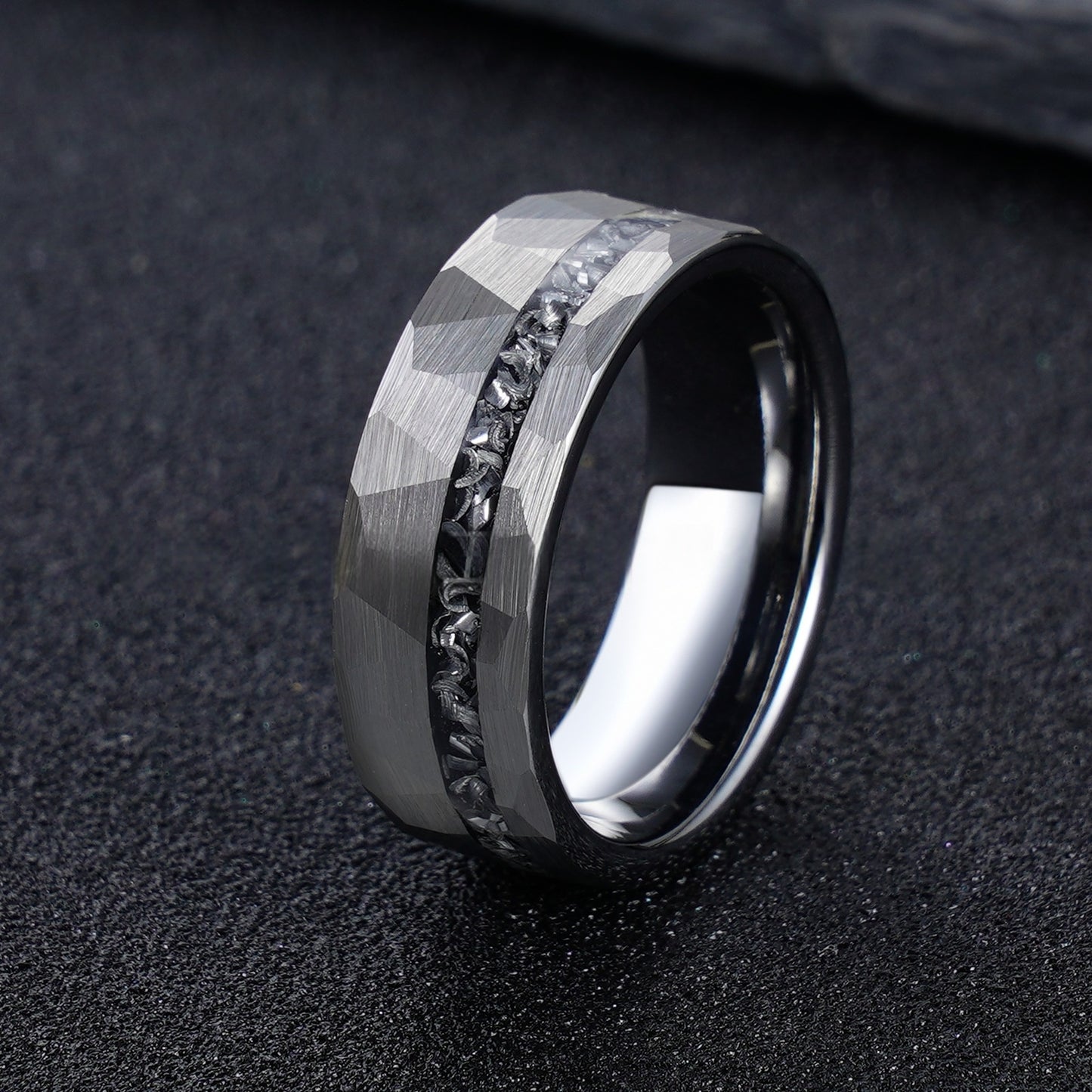 Maskuliner Wolframring mit Meteorit und Hammerschlag-Design – 8 mm Breite