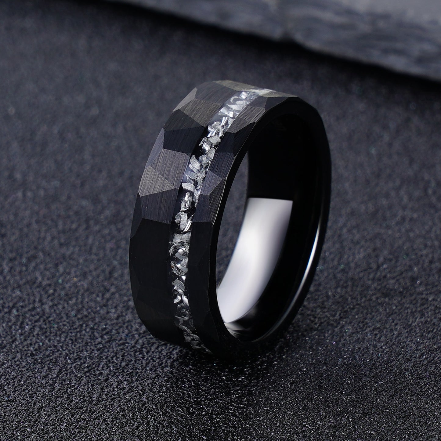 Maskuliner Wolframring mit Meteorit und Hammerschlag-Design – 8 mm Breite