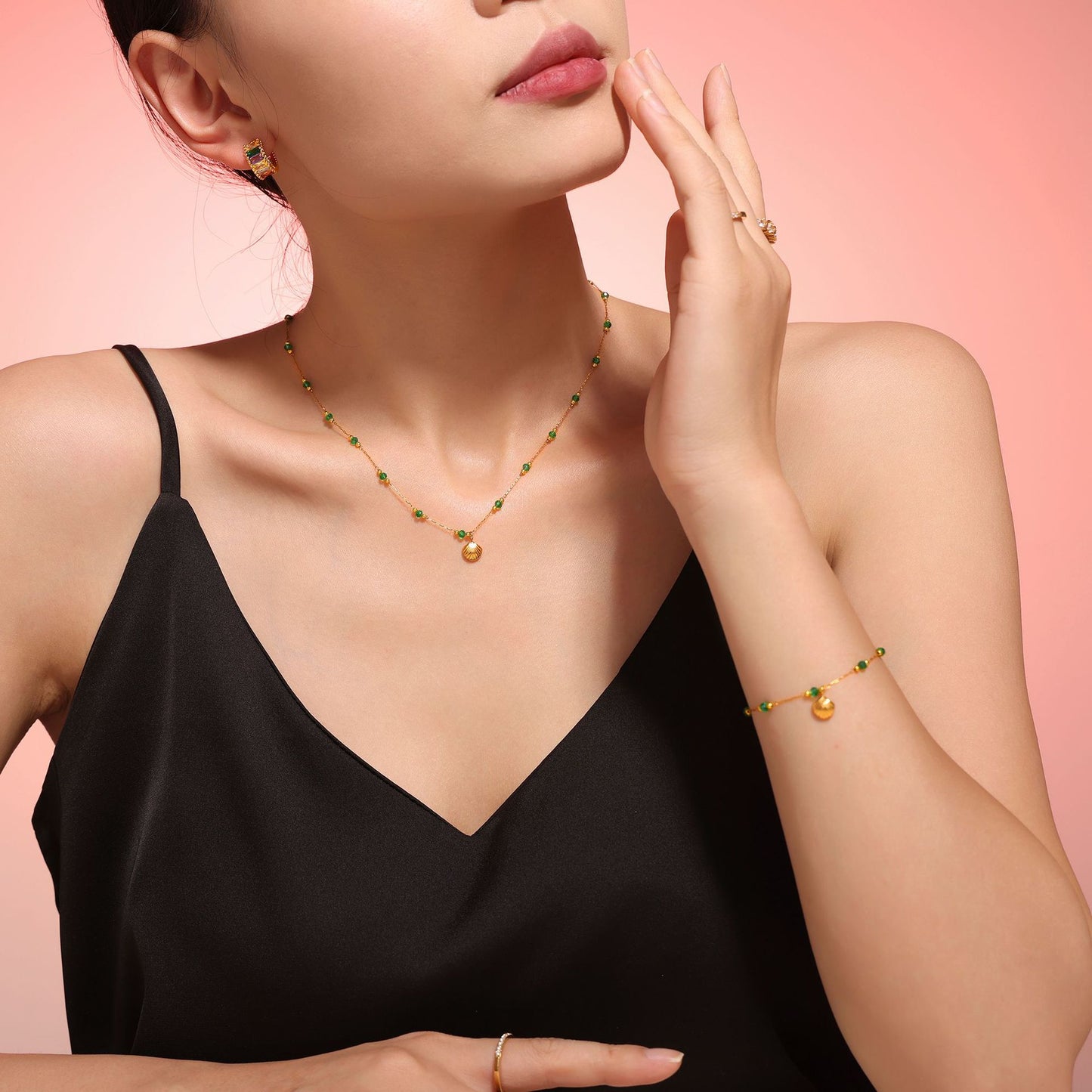 Delicate crystal pearl pendant with shell design – 18K gold-plated stainless steel