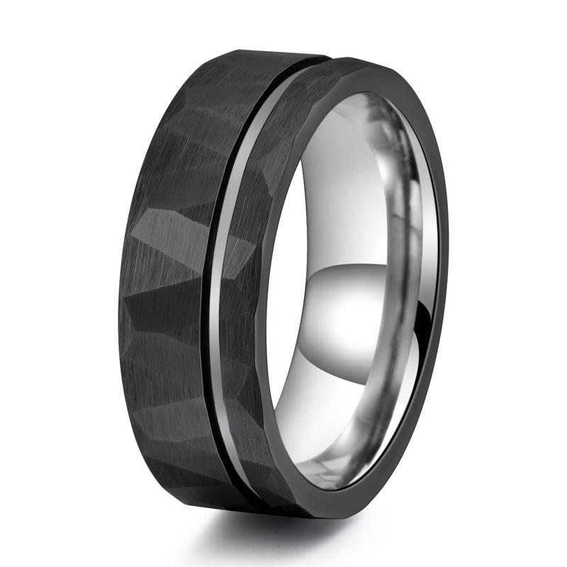 Herrenring aus Wolframcarbid mit flacher gehämmerter Oberfläche – 8 mm, Schwarz/Silber/Gold, gravurfähig