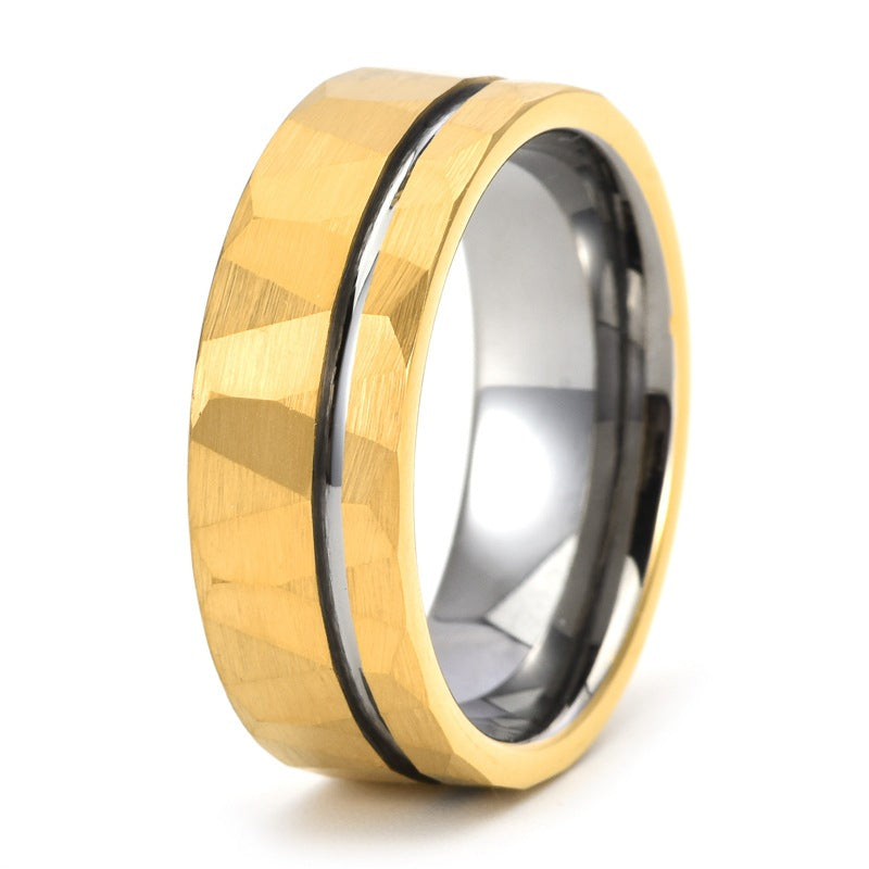 Herrenring aus Wolframcarbid mit flacher gehämmerter Oberfläche – 8 mm, Schwarz/Silber/Gold, gravurfähig
