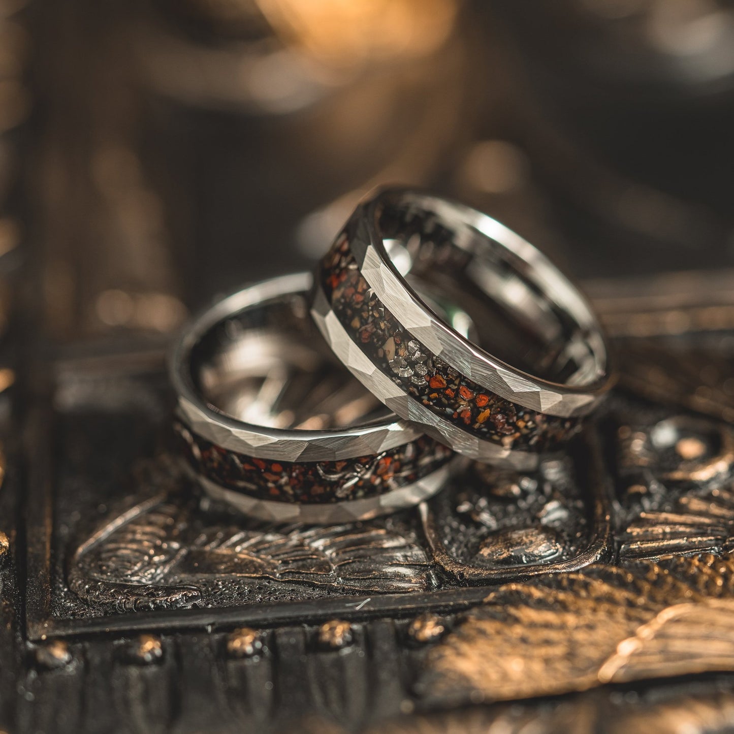 PIOWNN® Kosmische Kollektion: 8mm Wolframring mit Meteorit & Dinosaurierfossil - Handgehämmert