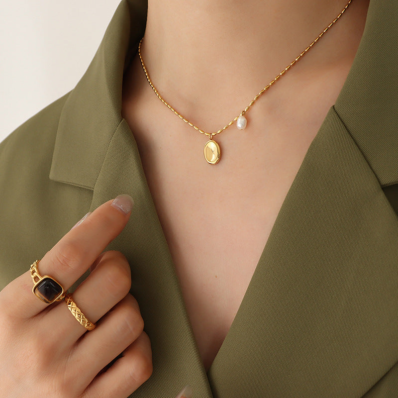 Unique pendant necklace with freshwater pearl & oval plate – gold-plated stainless steel or silver look