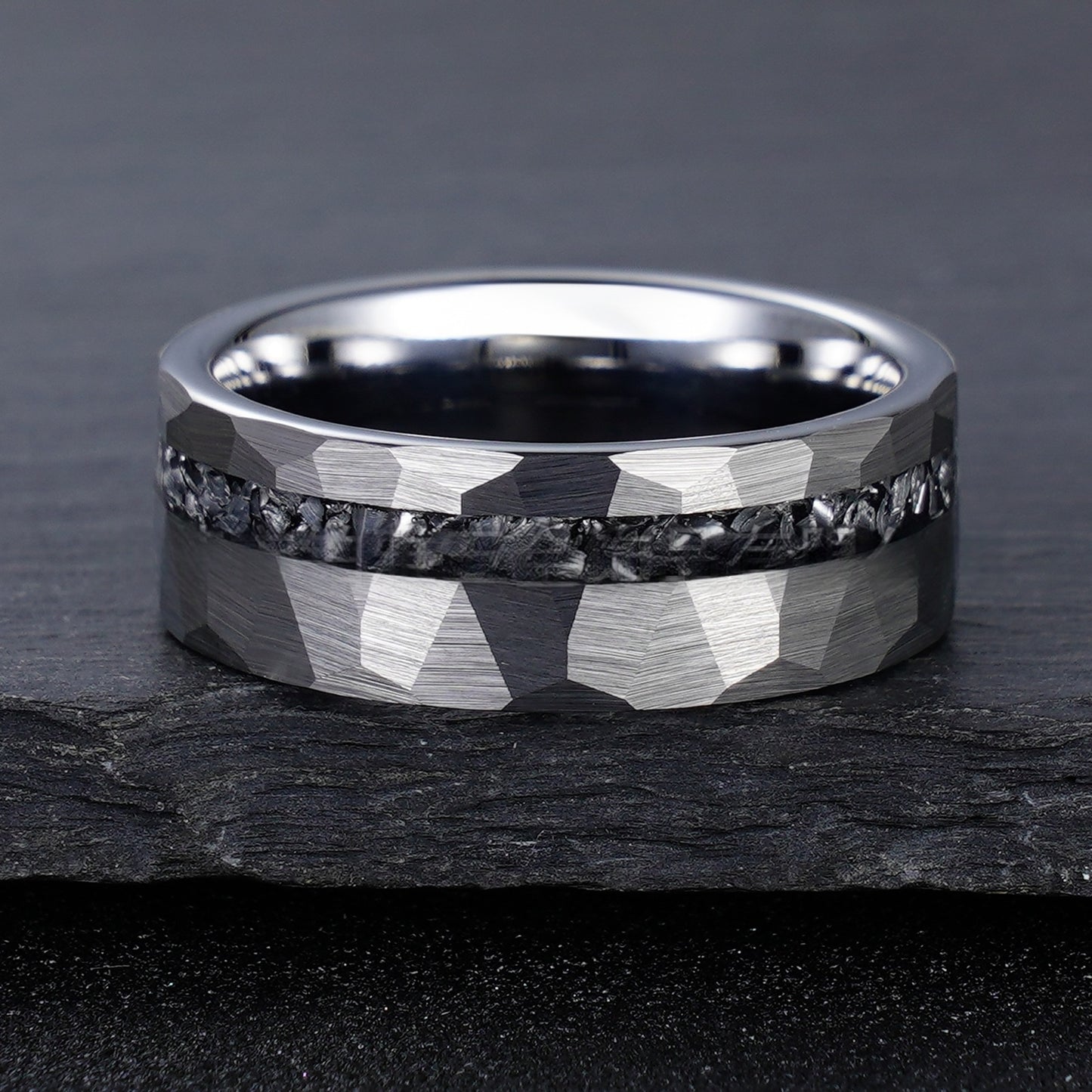 Maskuliner Wolframring mit Meteorit und Hammerschlag-Design – 8 mm Breite