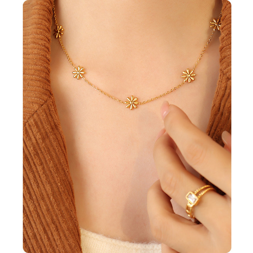 Fine daisy necklace made of titanium steel | Delicate flower necklace gold-plated