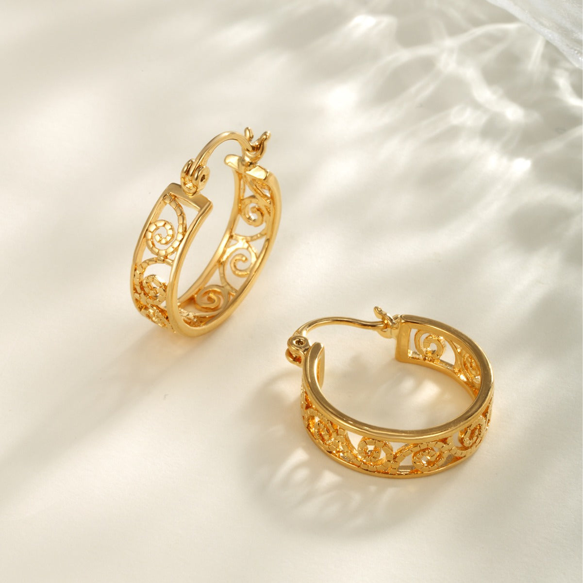 Openwork flower earrings - copper alloy gold-plated