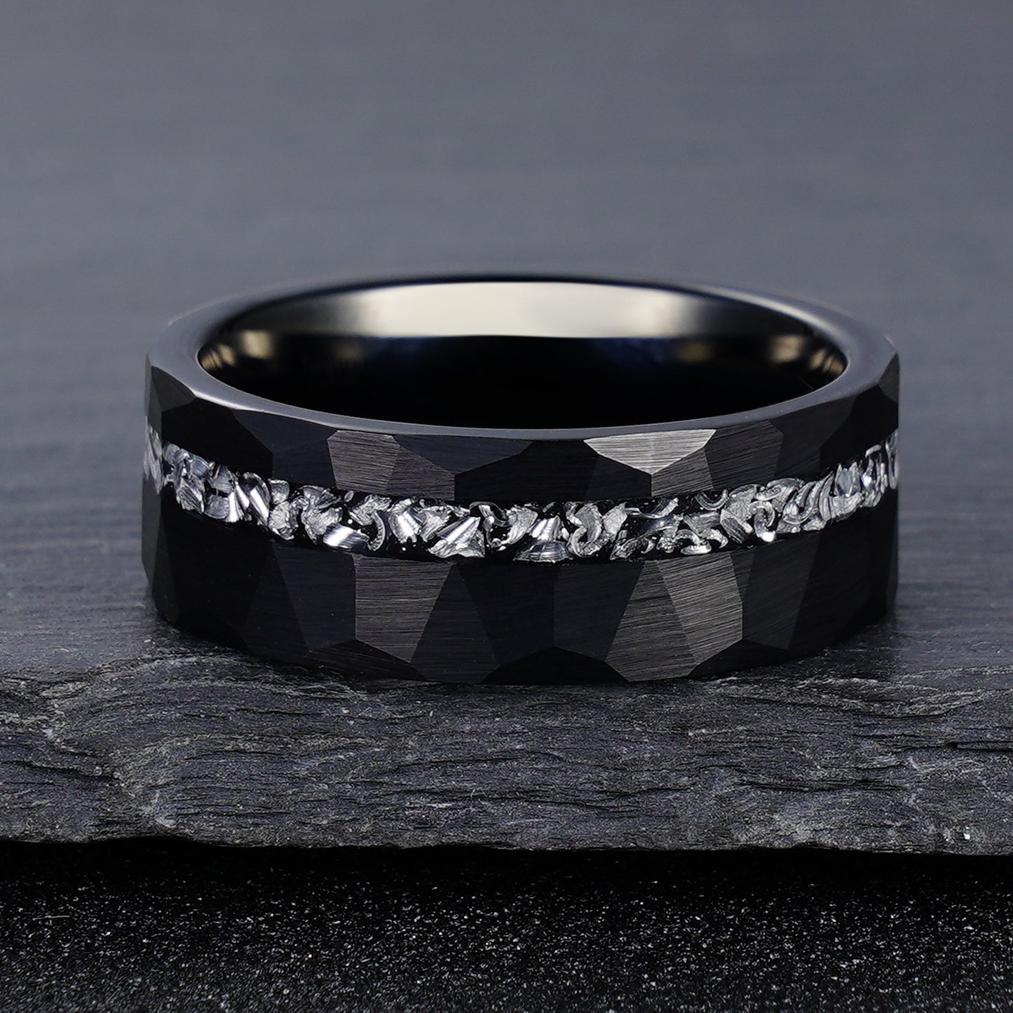 Maskuliner Wolframring mit Meteorit und Hammerschlag-Design – 8 mm Breite