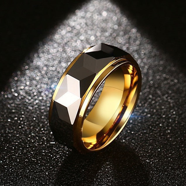 Wolframcarbid-Ring mit Facettenschliff und Goldakzent – Gravurfähiger Herrenring, ideales Geschenk