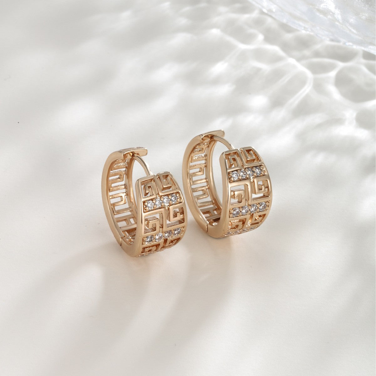 Great Wall pattern ear clips with zirconia - copper gold-plated (2 cm diameter)