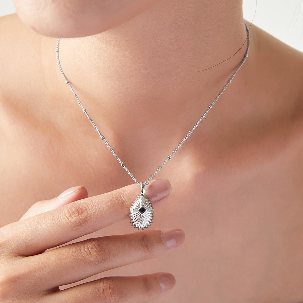 Shell texture cross pendant with zirconia | Stainless steel chain in 18K gold or high-gloss silver