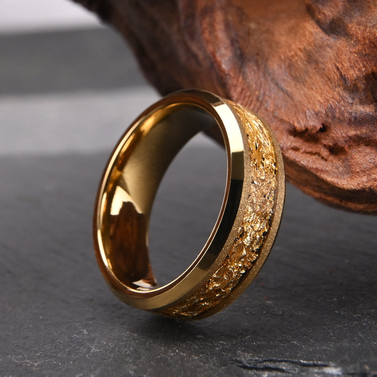 Herrenring aus Wolframcarbid, 8 mm, goldfarben sandgestrahlt und plattiert, mit eingelegter Goldfolie