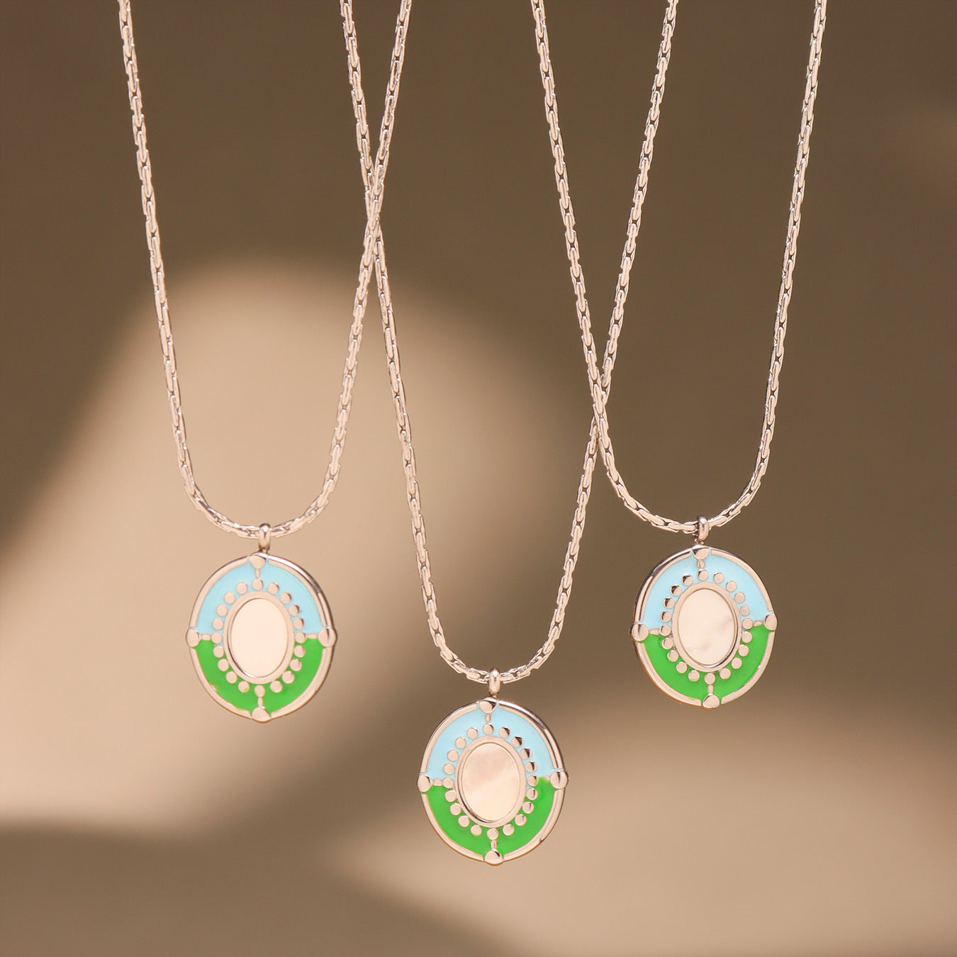 Natural shell necklace with lacquer finish – stainless steel in silver look