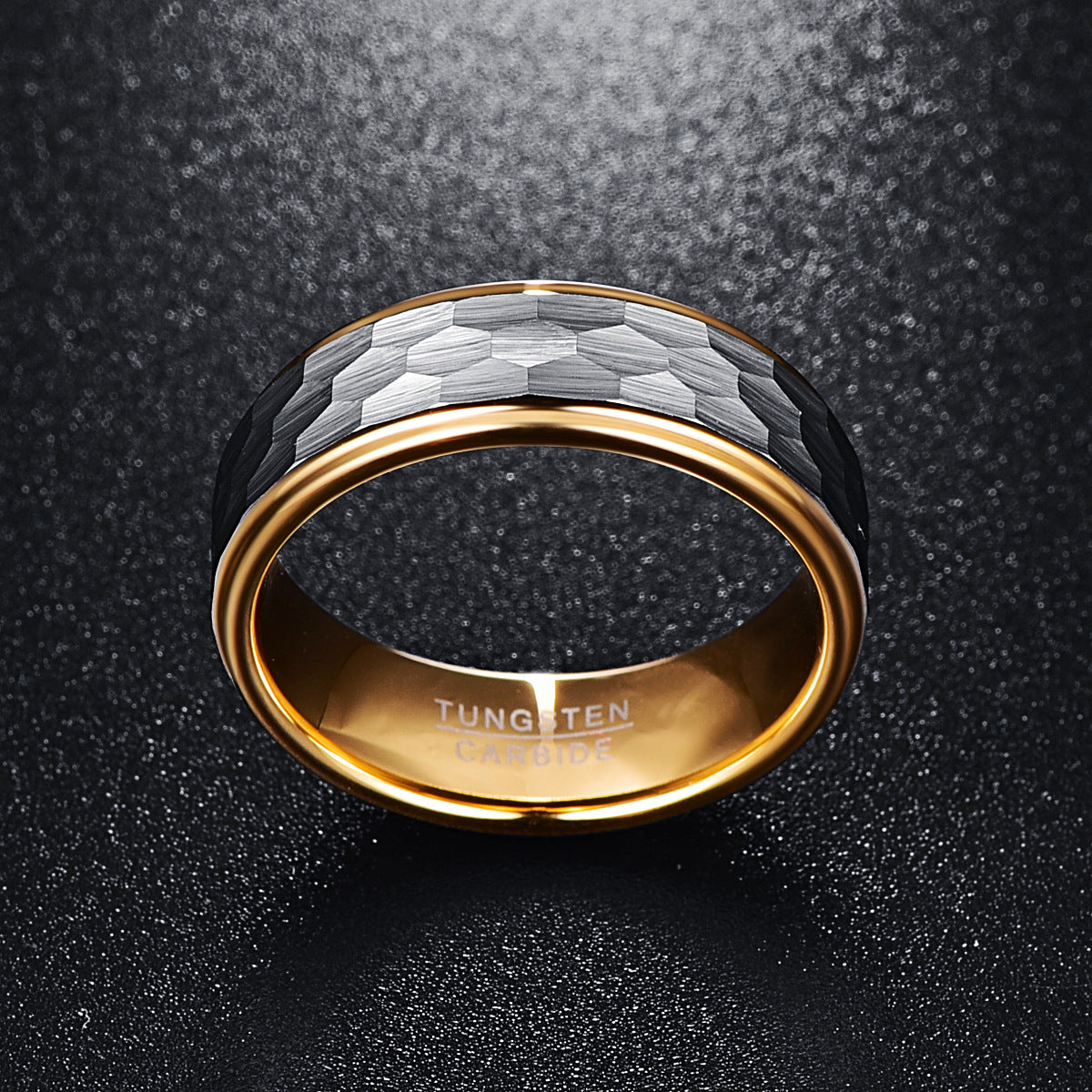 Herrenring aus Wolframcarbid in Silber-Grau matt mit sechseckigem Facettenschliff & goldener Innenseite – 8 mm, gravurfähig