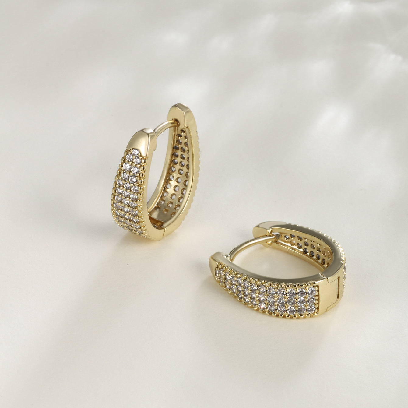 Geometric ear clips with zirconia - copper alloy gold-plated (1.9 cm)
