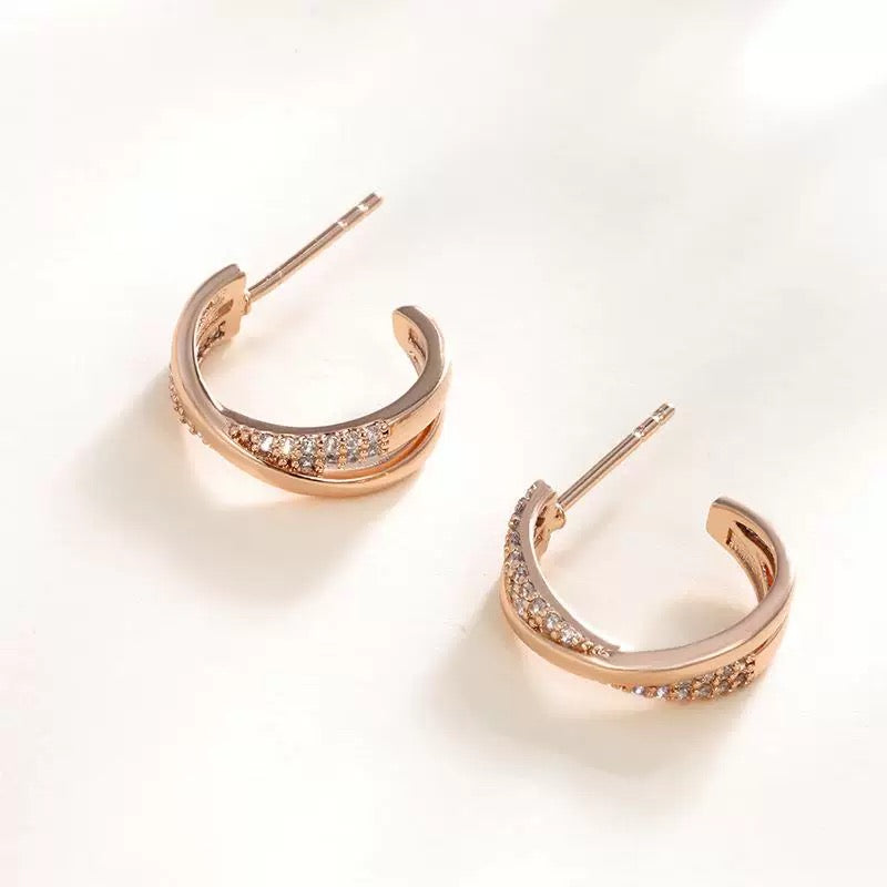 Twisted cross stud earrings 18K gold-plated | Zirconia jewelry | Elegant earrings