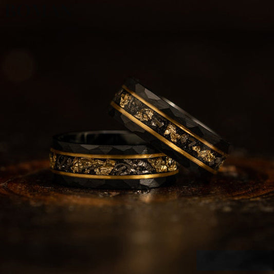 Herrenring aus Wolframcarbid, 8 mm, flach mit Hammerschlag-Struktur, schwarz plattiert, mit Meteoriteneinlage und Gold-Platin-Akzenten