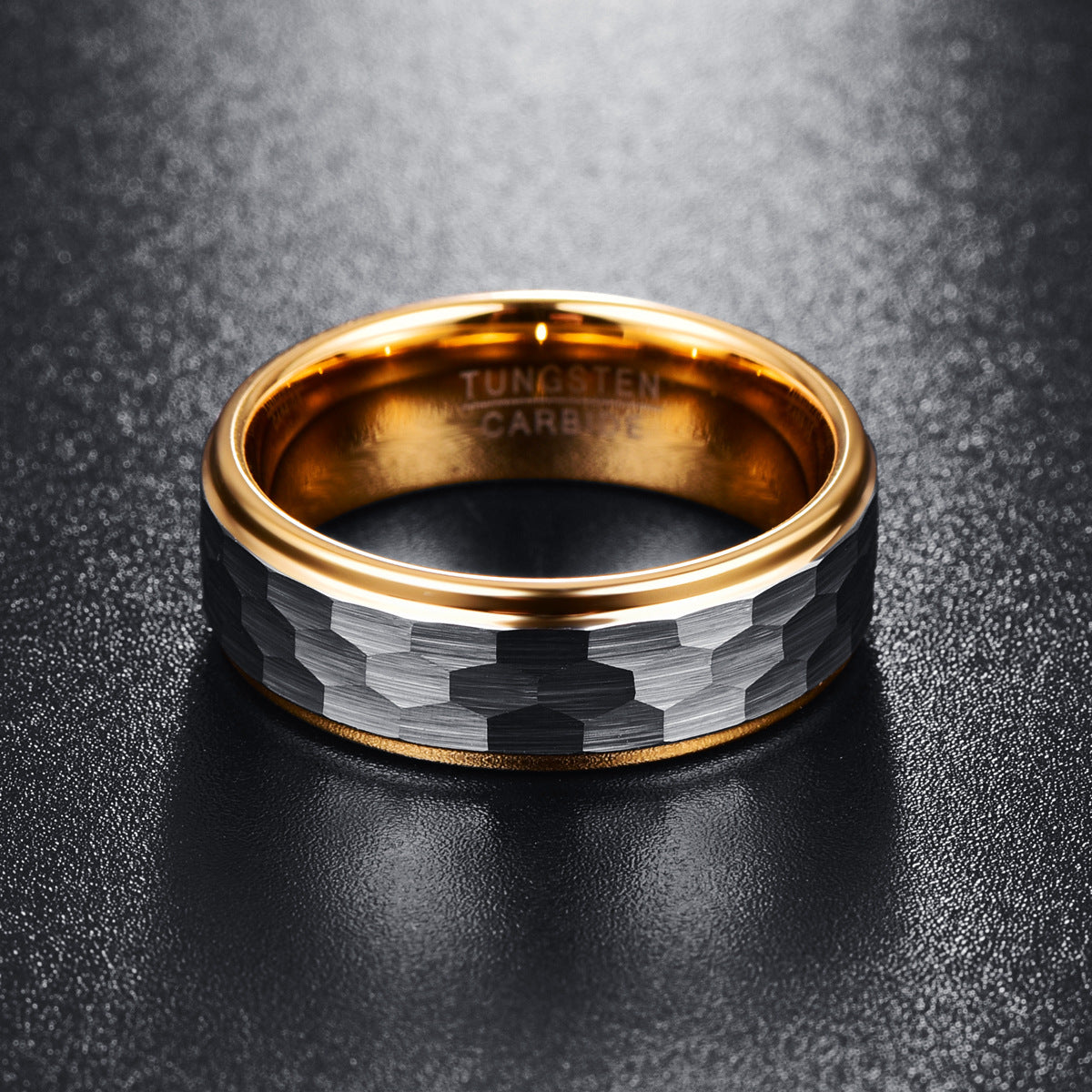 Herrenring aus Wolframcarbid in Silber-Grau matt mit sechseckigem Facettenschliff & goldener Innenseite – 8 mm, gravurfähig
