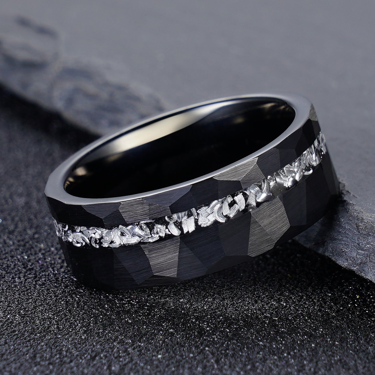 Maskuliner Wolframring mit Meteorit und Hammerschlag-Design – 8 mm Breite