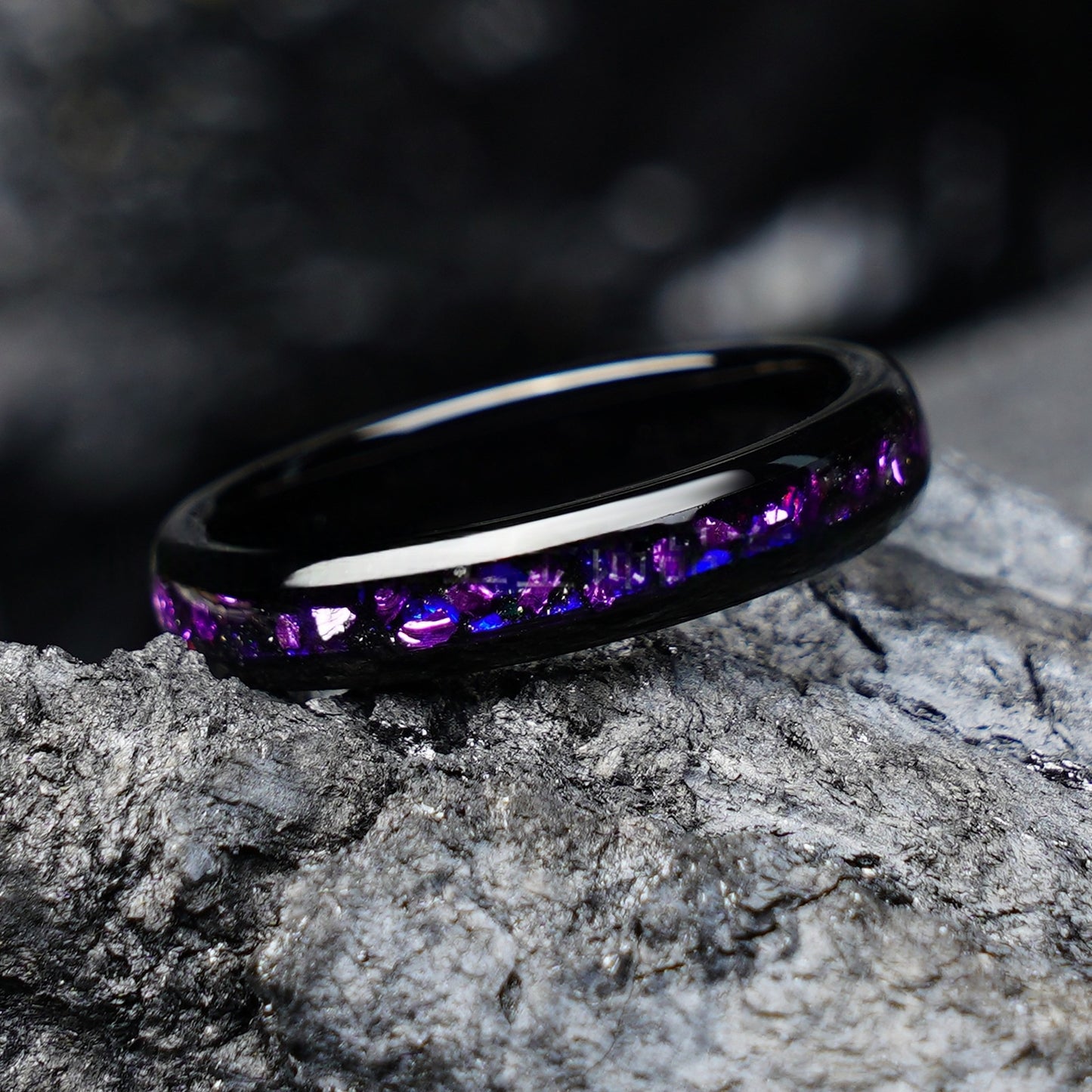 Romantischer Damen-Ehering aus schwarz plattiertem Wolframcarbid, 4 mm, mit violetten/blauen Splittersteinen