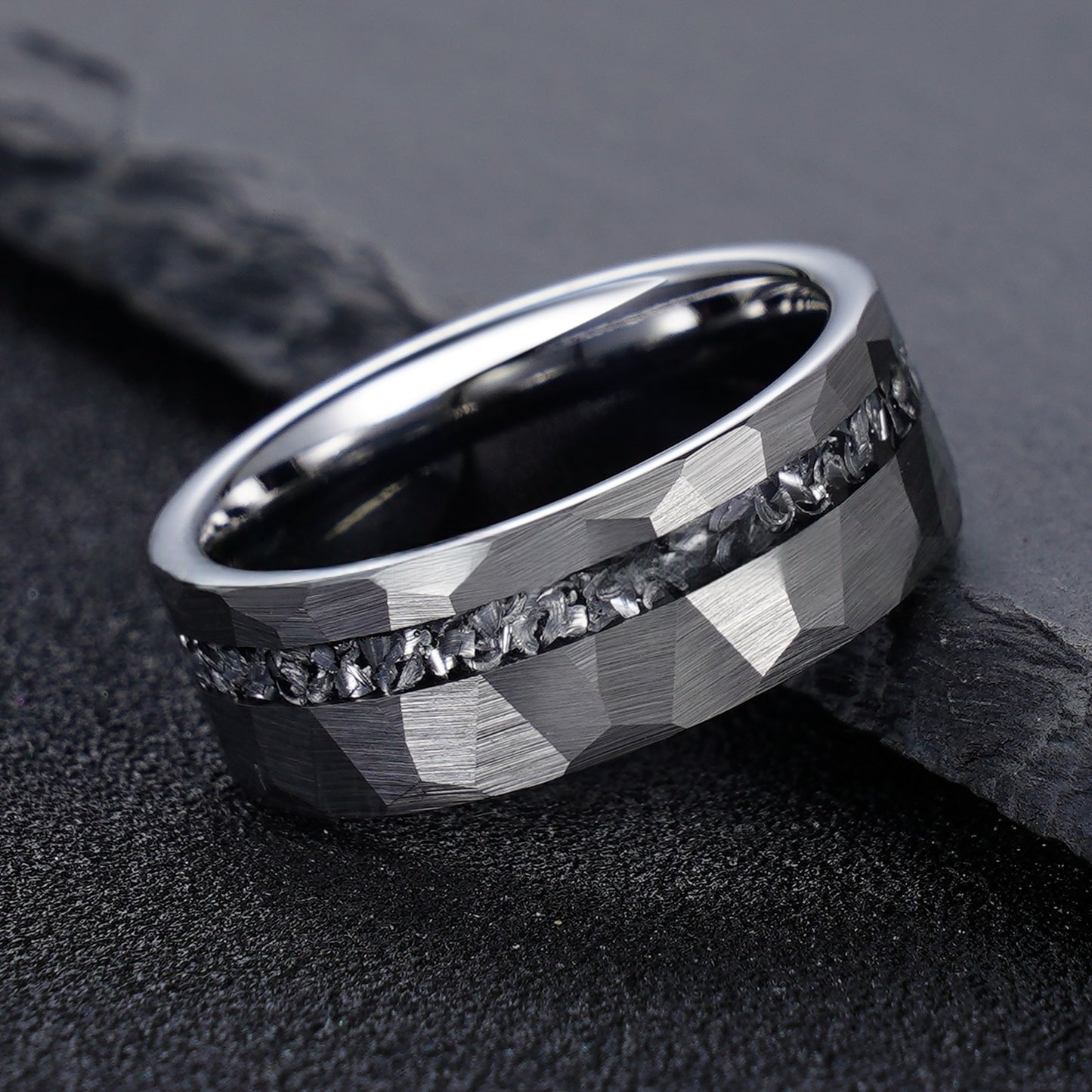Maskuliner Wolframring mit Meteorit und Hammerschlag-Design – 8 mm Breite