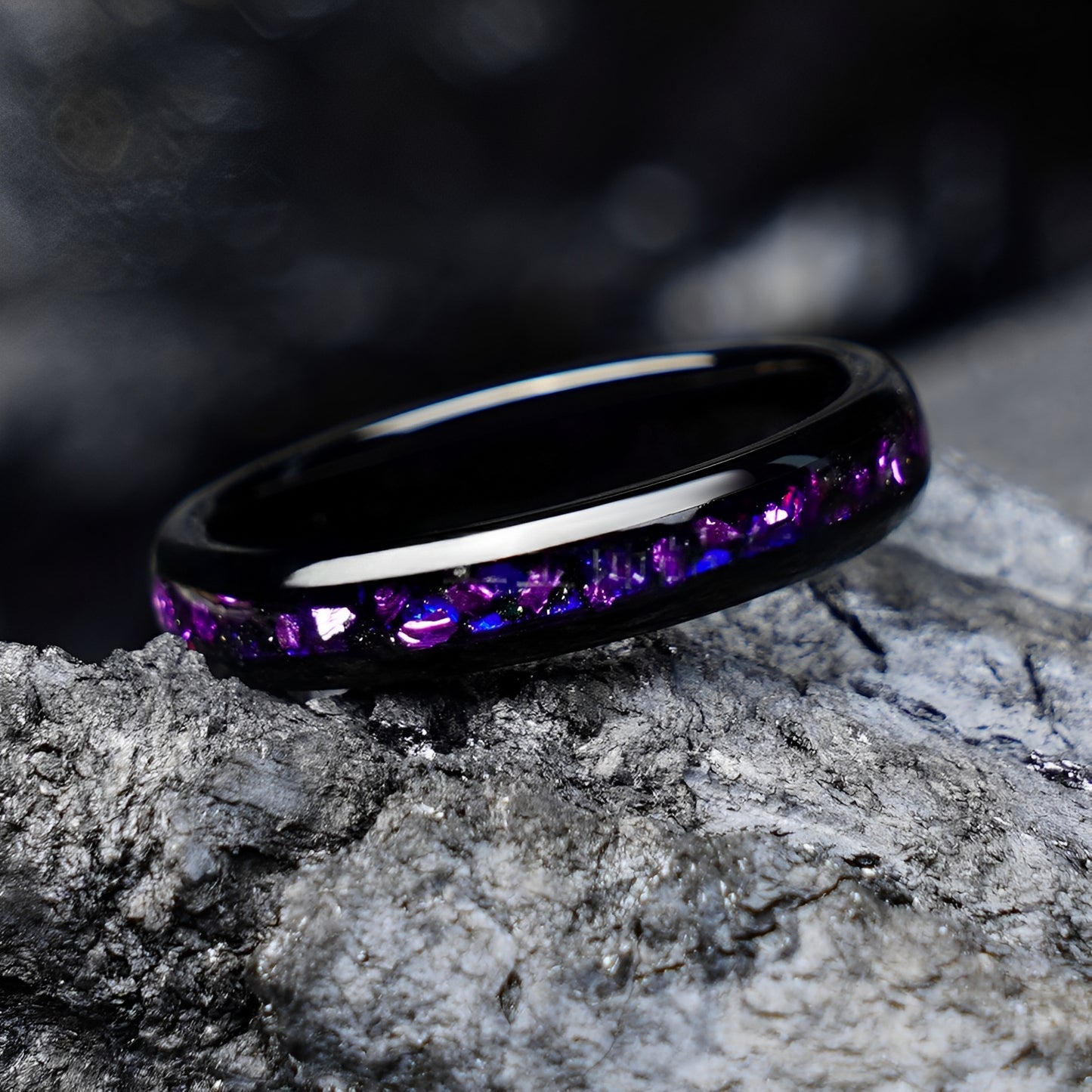 Romantischer Damen-Ehering aus schwarz plattiertem Wolframcarbid, 4 mm, mit violetten/blauen Splittersteinen