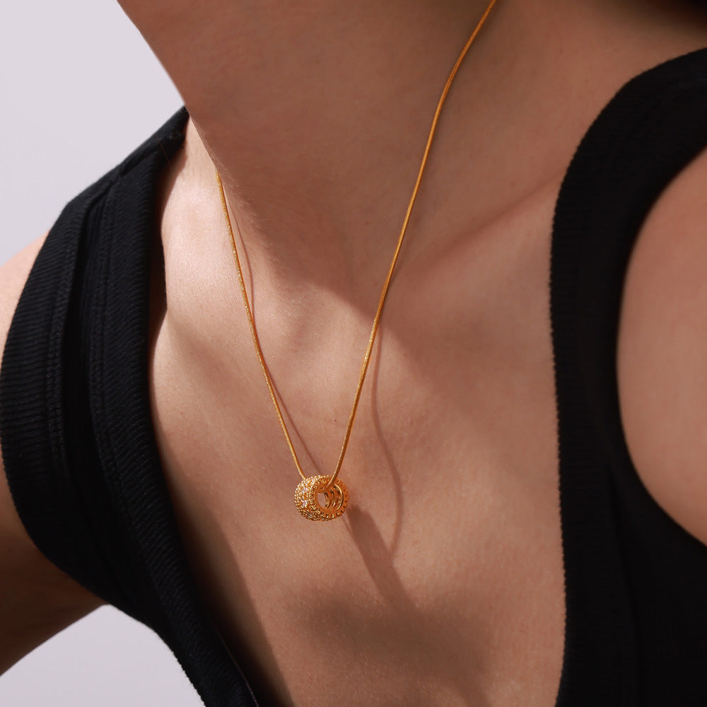 Multi-layered cylinder pendant with zirconia stones | Stainless steel chain in 18K gold or high-gloss silver
