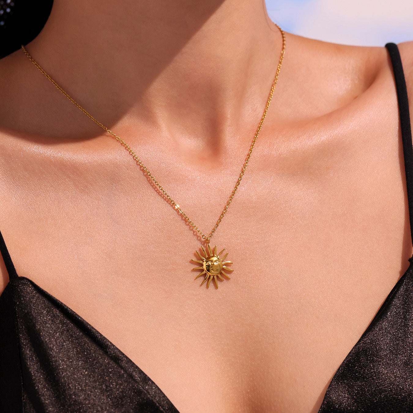 Noble sun goddess necklace – timeless jewelry with spiritual flair