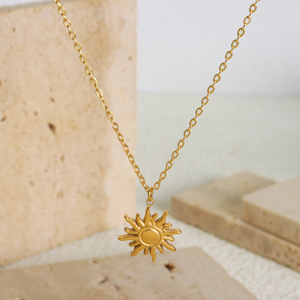 Small sun pendant necklace made of 18k gold-plated stainless steel – stylish jewelry with symbolic power