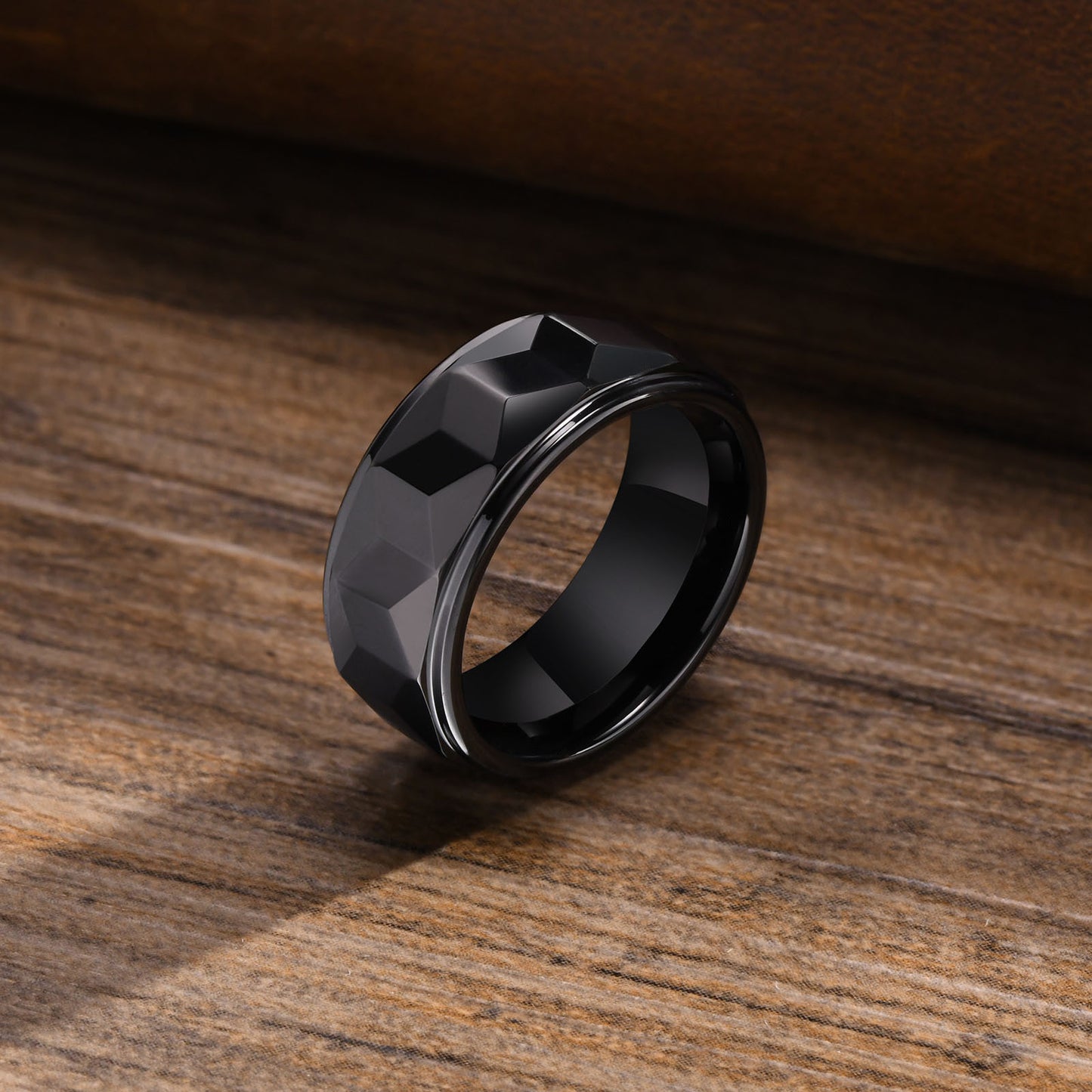 Wolframcarbid-Ring mit Facettenschliff und Goldakzent – Gravurfähiger Herrenring, ideales Geschenk