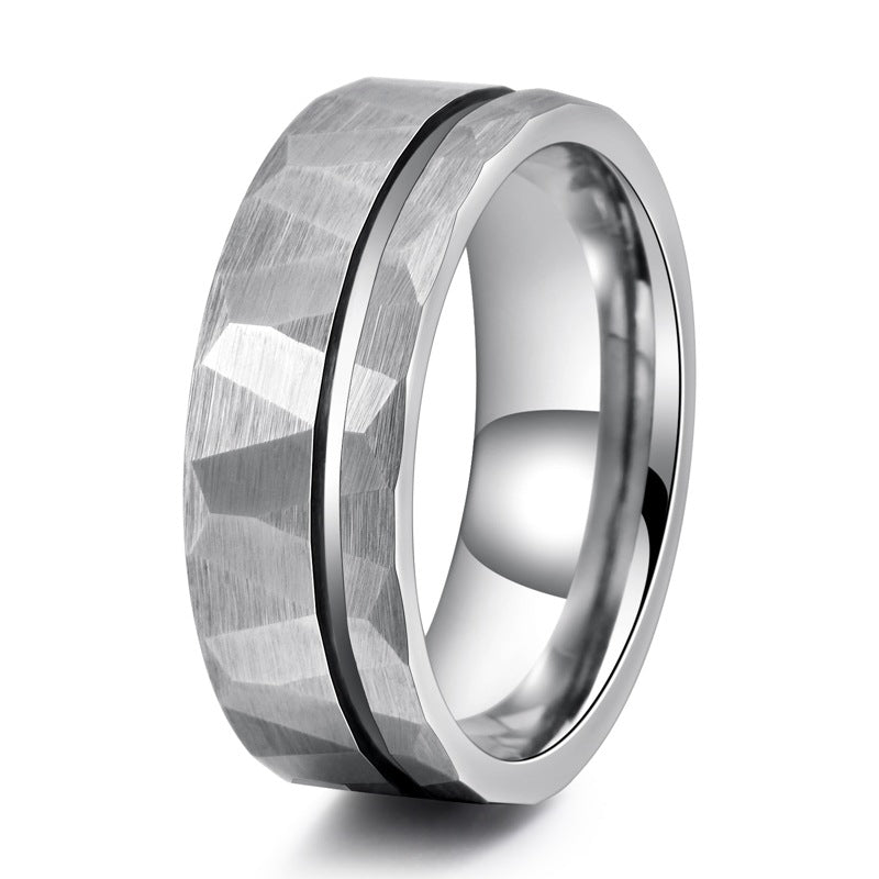 Herrenring aus Wolframcarbid mit flacher gehämmerter Oberfläche – 8 mm, Schwarz/Silber/Gold, gravurfähig