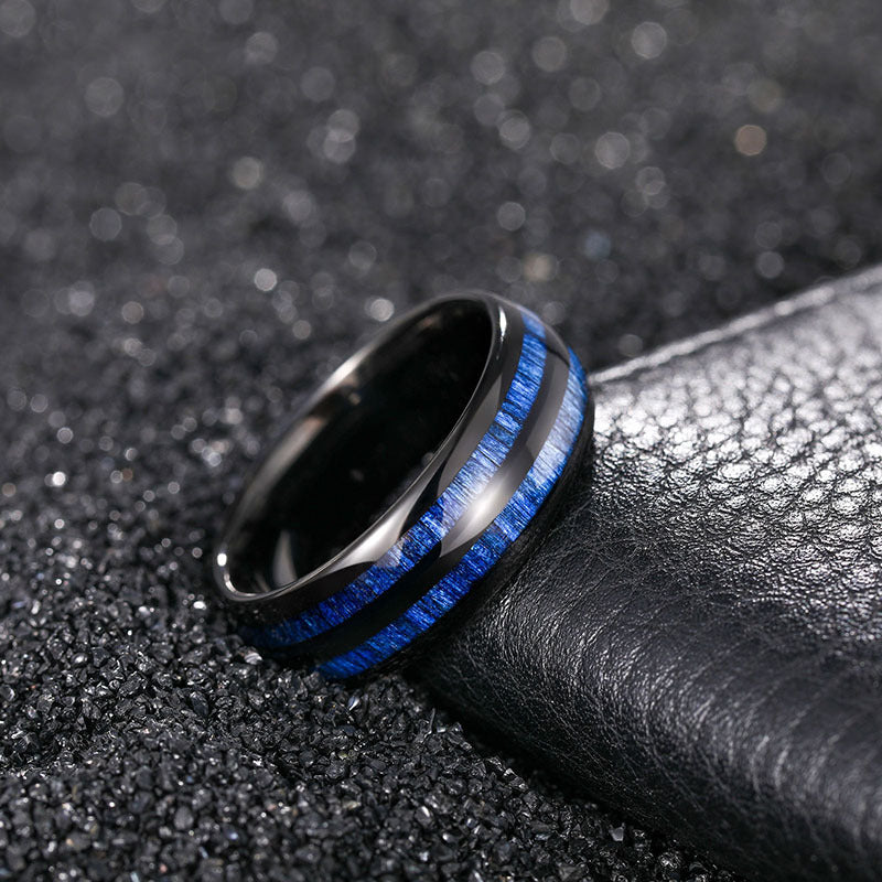 Wolframcarbid-Ring mit gewölbtem Design und doppelter Einlage aus blauem Ahornholz