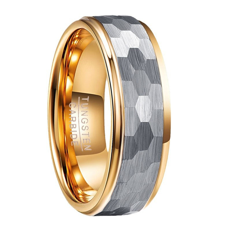 Herrenring aus Wolframcarbid in Silber-Grau matt mit sechseckigem Facettenschliff & goldener Innenseite – 8 mm, gravurfähig