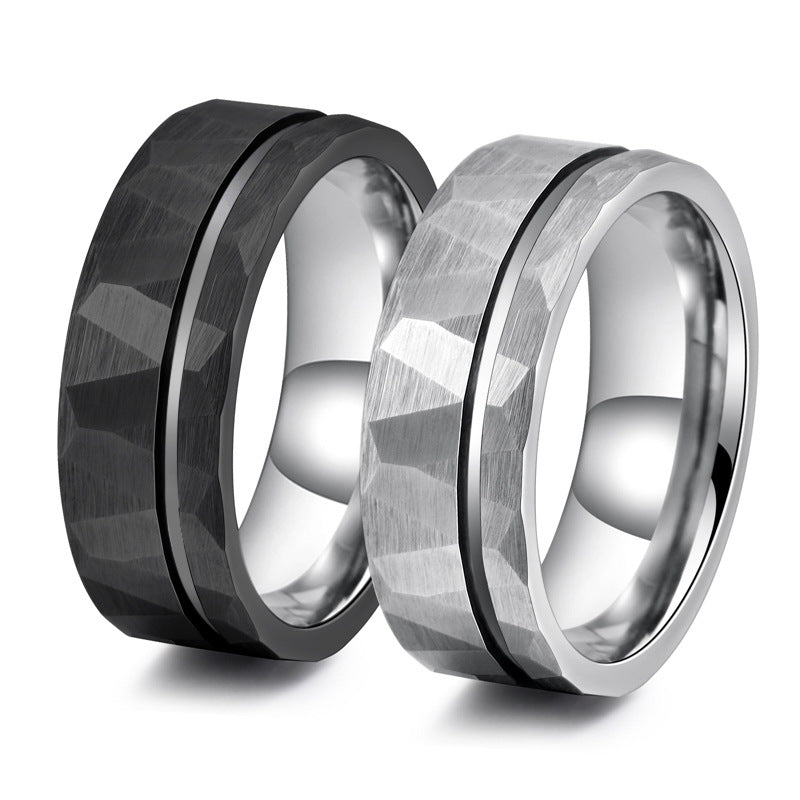 Herrenring aus Wolframcarbid mit flacher gehämmerter Oberfläche – 8 mm, Schwarz/Silber/Gold, gravurfähig