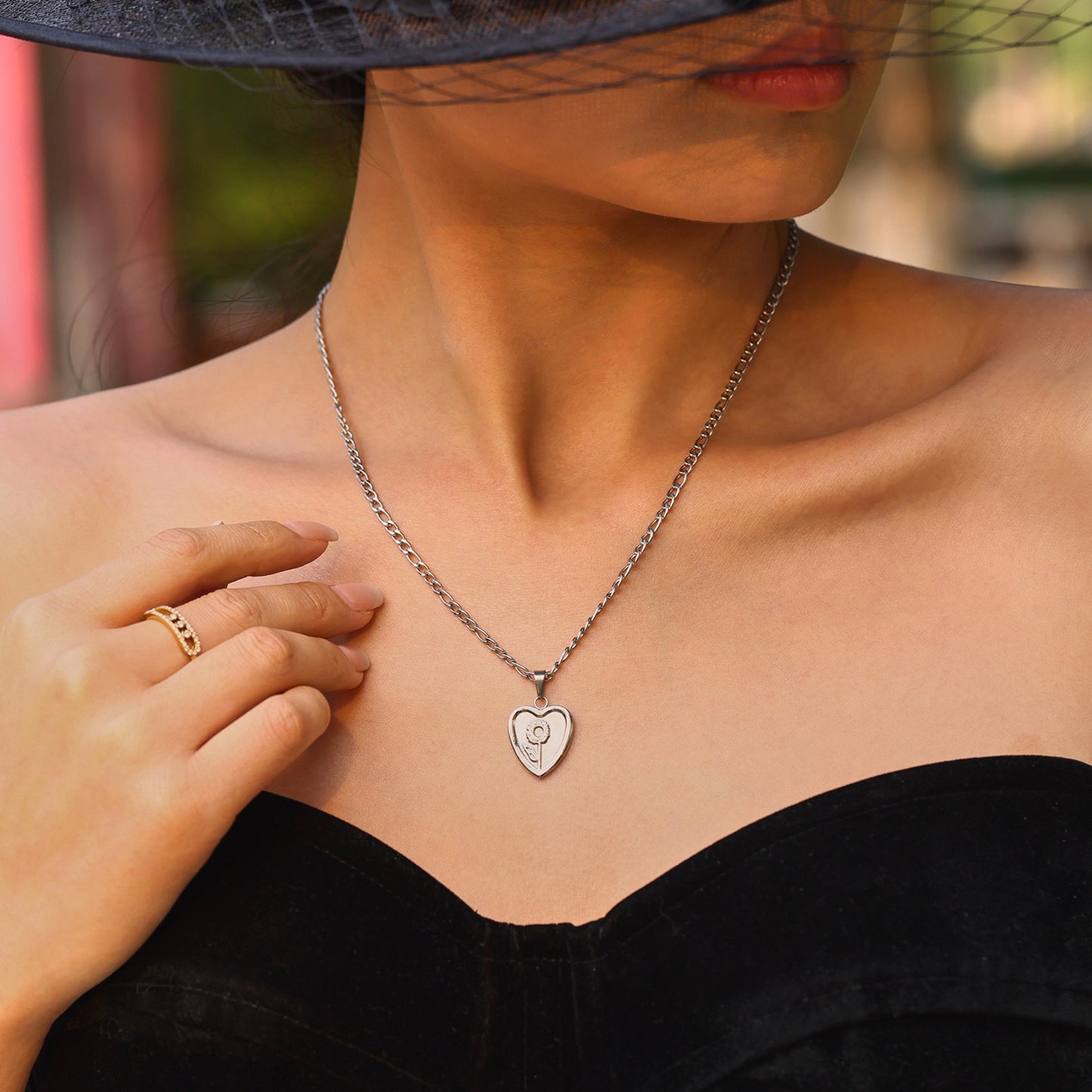 Flower pendant necklace – Minimalist design made of 18K gold-plated stainless steel or silver stainless steel look