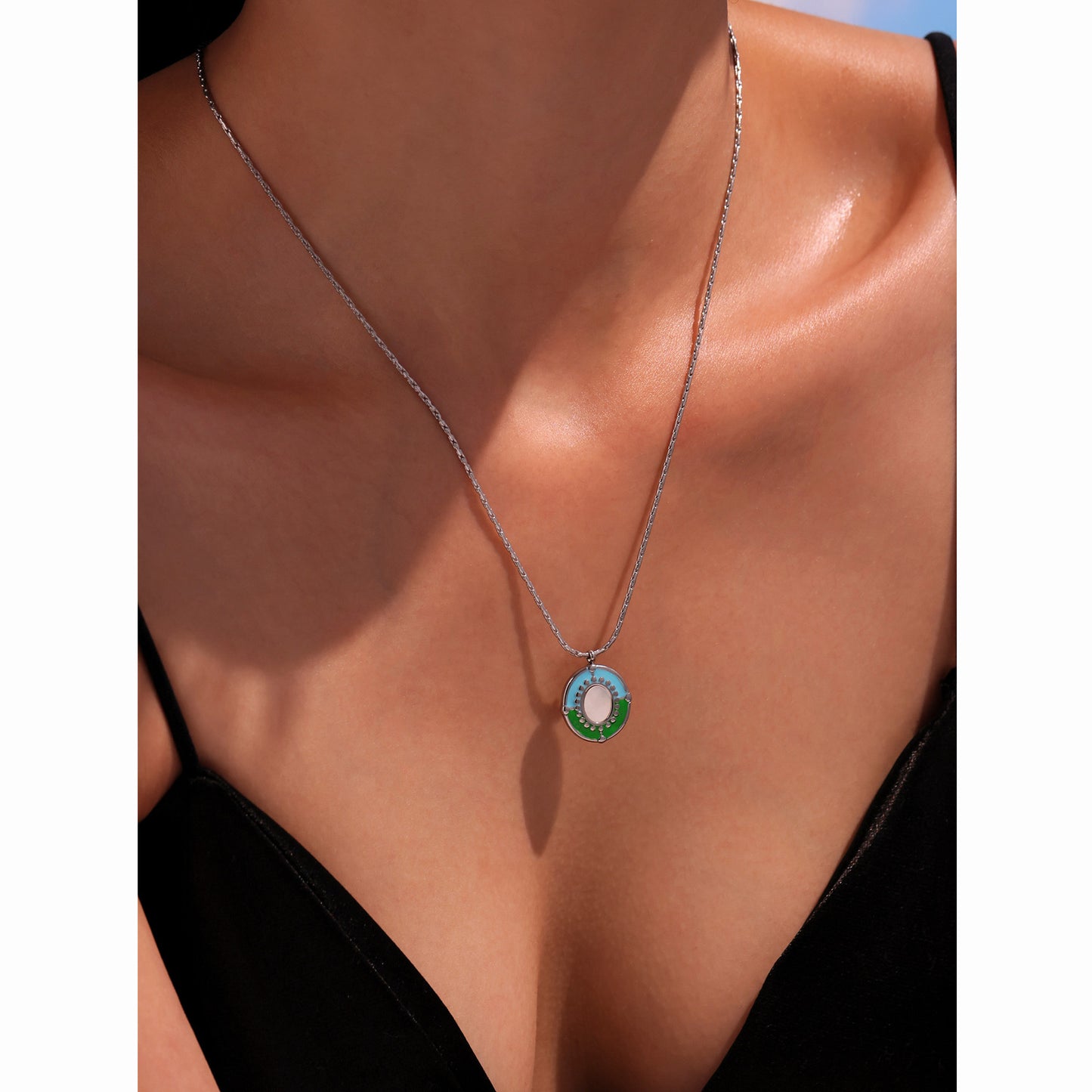 Natural shell necklace with lacquer finish – stainless steel in silver look