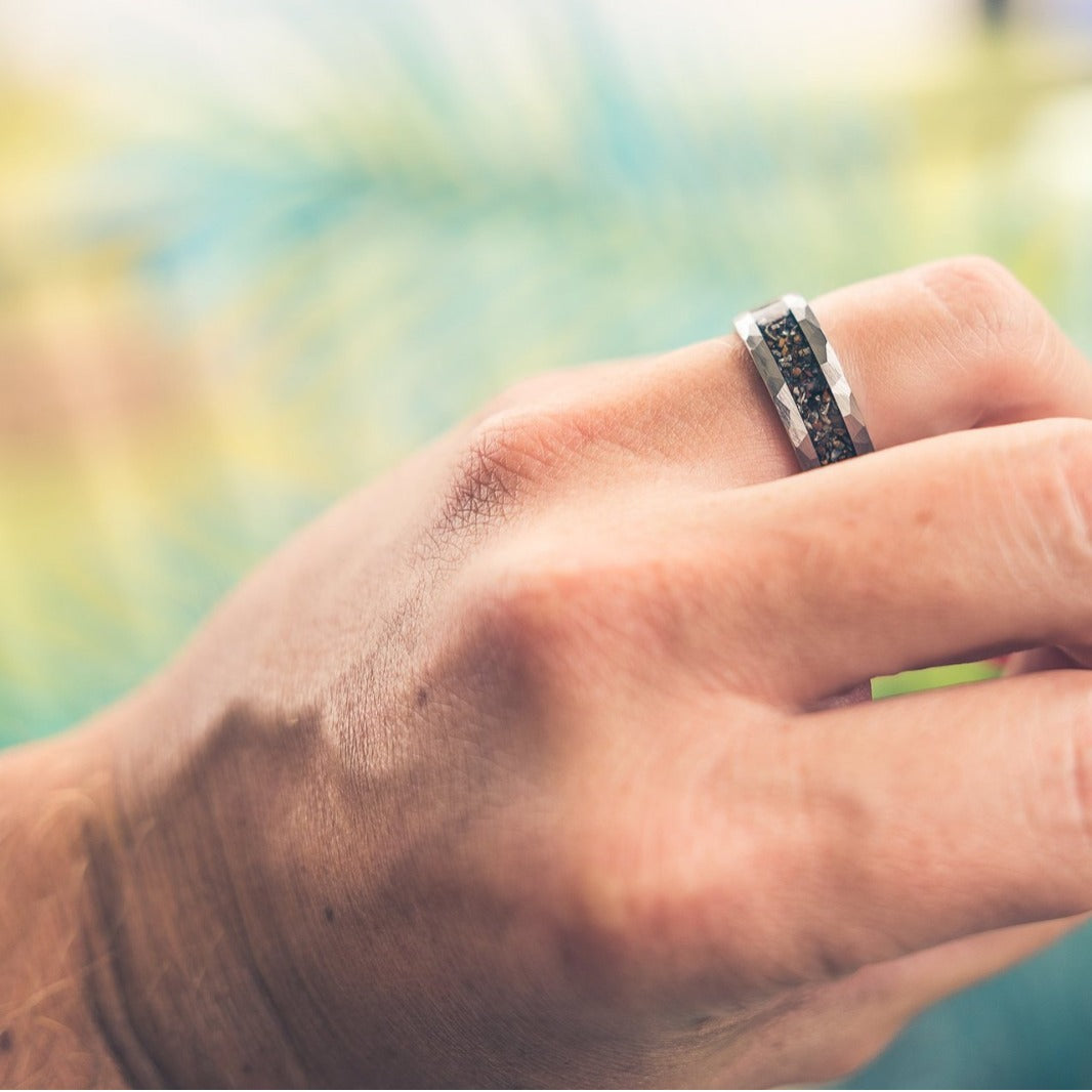 PIOWNN® Kosmische Kollektion: 8mm Wolframring mit Meteorit & Dinosaurierfossil - Handgehämmert