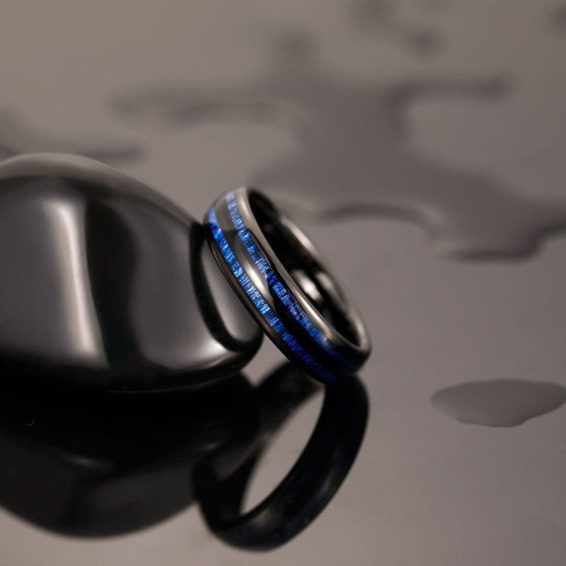 Wolframcarbid-Ring mit gewölbtem Design und doppelter Einlage aus blauem Ahornholz