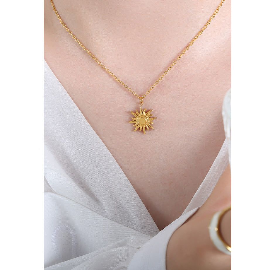 Small sun pendant necklace made of 18k gold-plated stainless steel – stylish jewelry with symbolic power